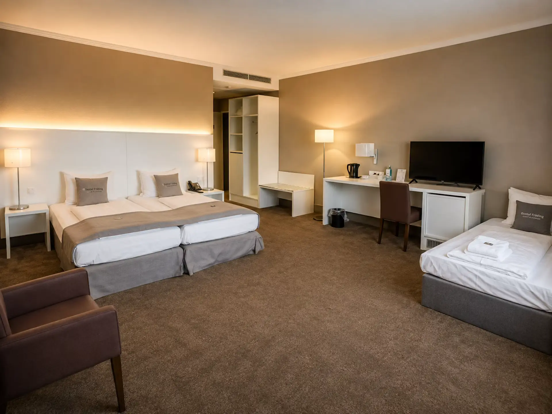 Comfort Triple Room prepared for families, groups and short stays.